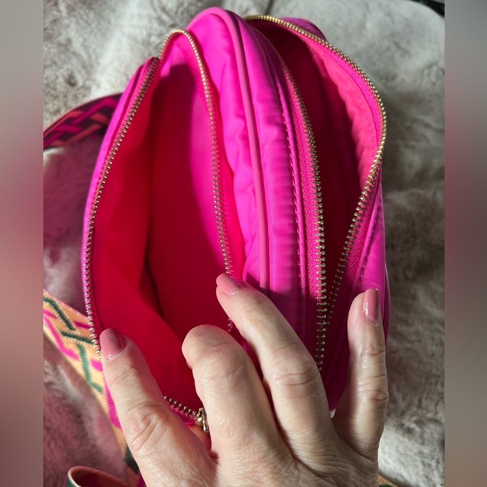 Chic Pink Crossbody Bag with Patterned Strap - Picture 2 of 6